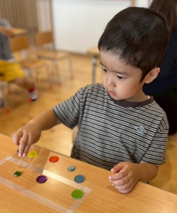 パズルをしている様子